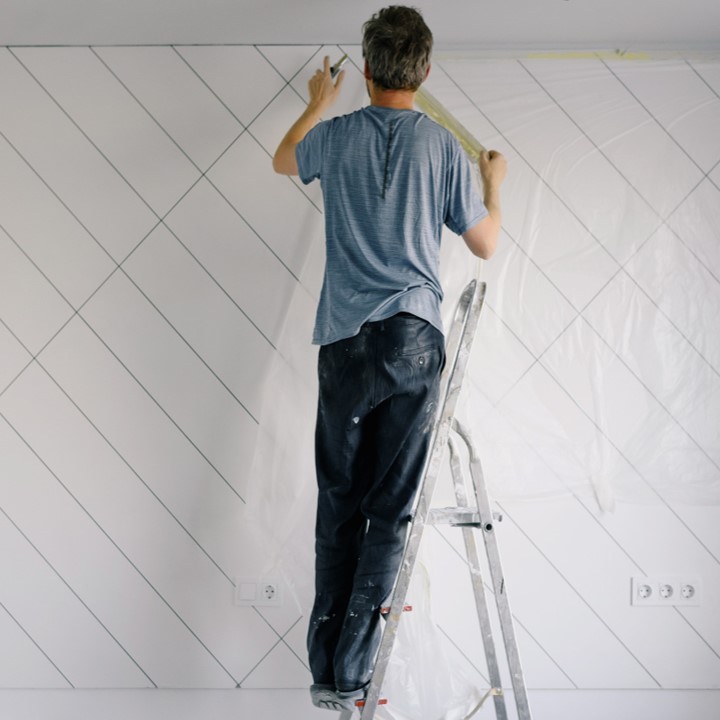 Cómo pegar azulejos en pared de yeso