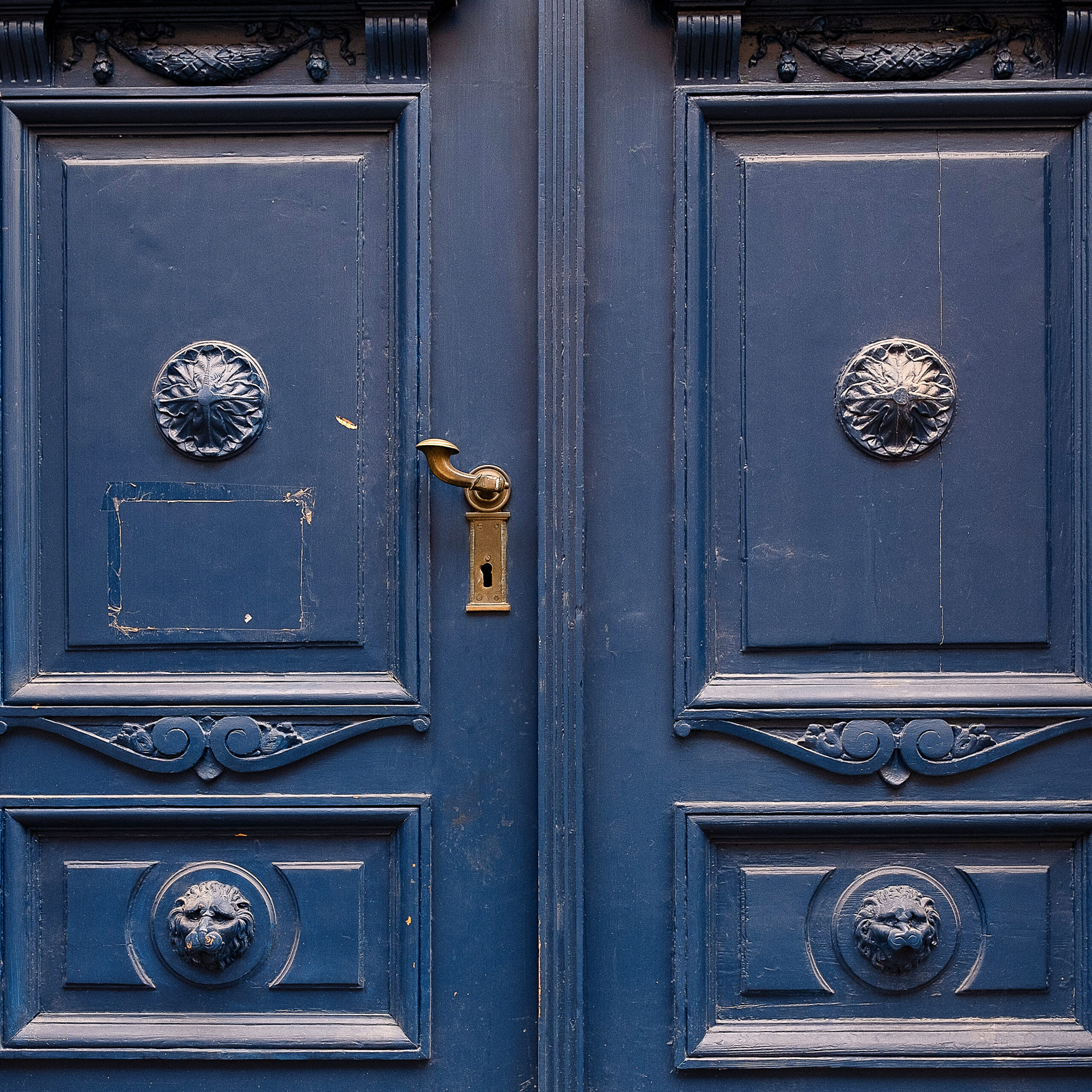 closet de cemento con puertas