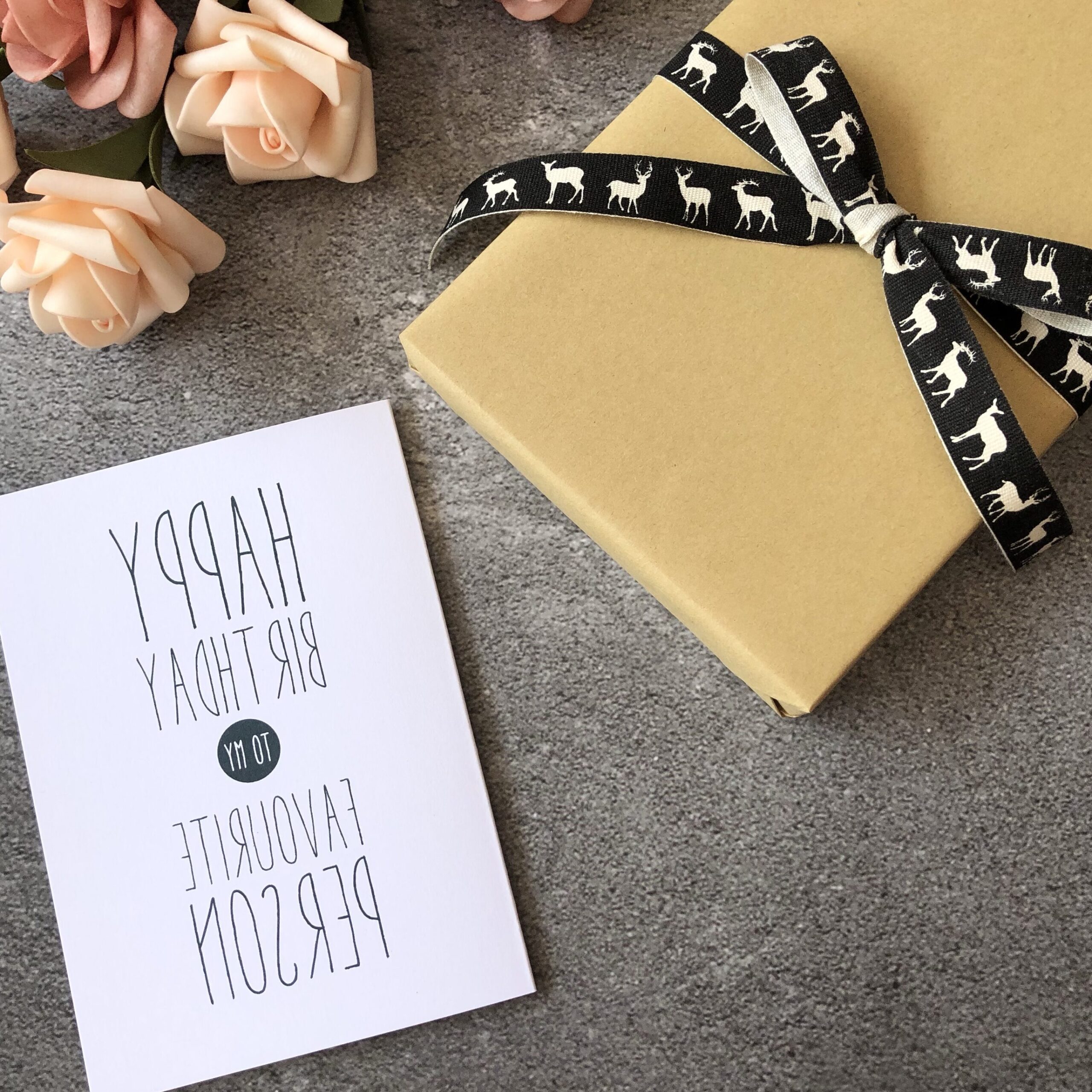 Puertas navideñas decoradas con papel de regalo